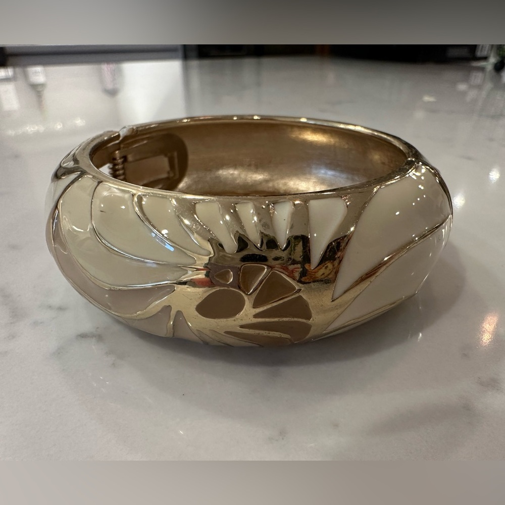 NWOT Sequin Gold Shell Bangle Bracelet